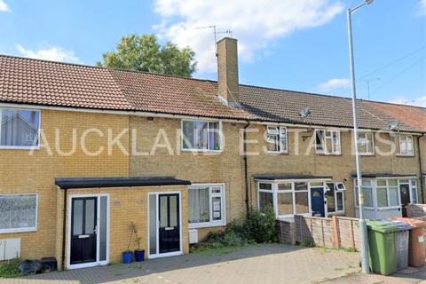 2 bedroom terraced house to rent, Chace Avenue, Potters Bar EN6