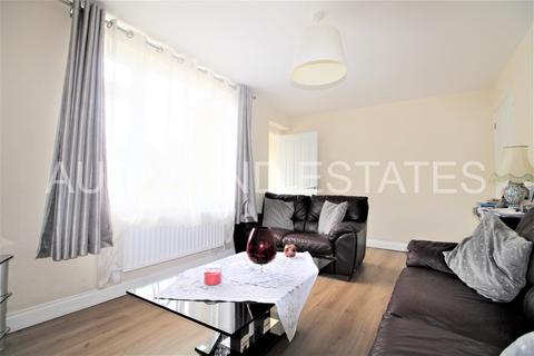 2 bedroom terraced house to rent, Chace Avenue, Potters Bar EN6