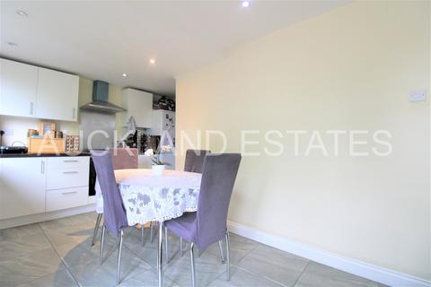 2 bedroom terraced house to rent, Chace Avenue, Potters Bar EN6