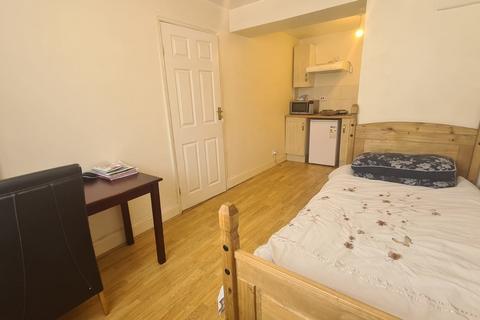 Studio to rent, Stainby Close, West Drayton