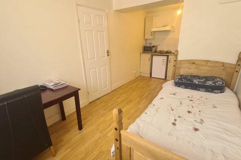 Studio to rent, Stainby Close, West Drayton