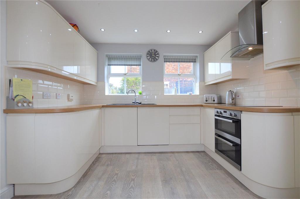 Castlefields, Rothwell, Leeds 3 bed detached house for sale £329,995