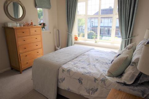37 Oak Hill, Epsom, KT18 7BU