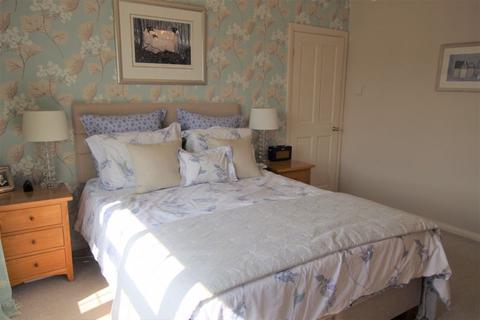 37 Oak Hill, Epsom, KT18 7BU