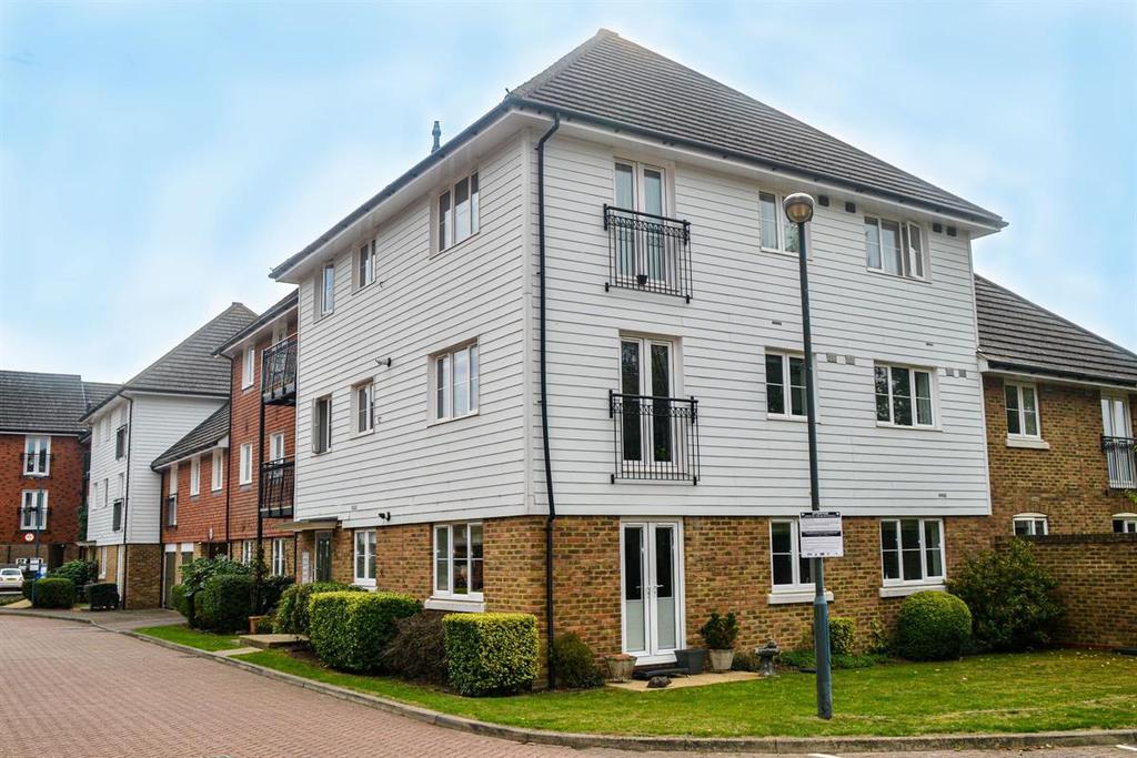 Albion Way, Edenbridge 2 bed apartment £1,100 pcm (£254 pw)