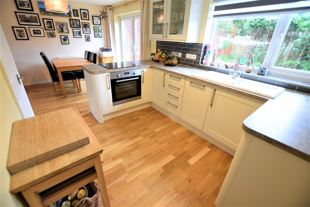The Deans, Portishead 3 bed link detached house £365,000