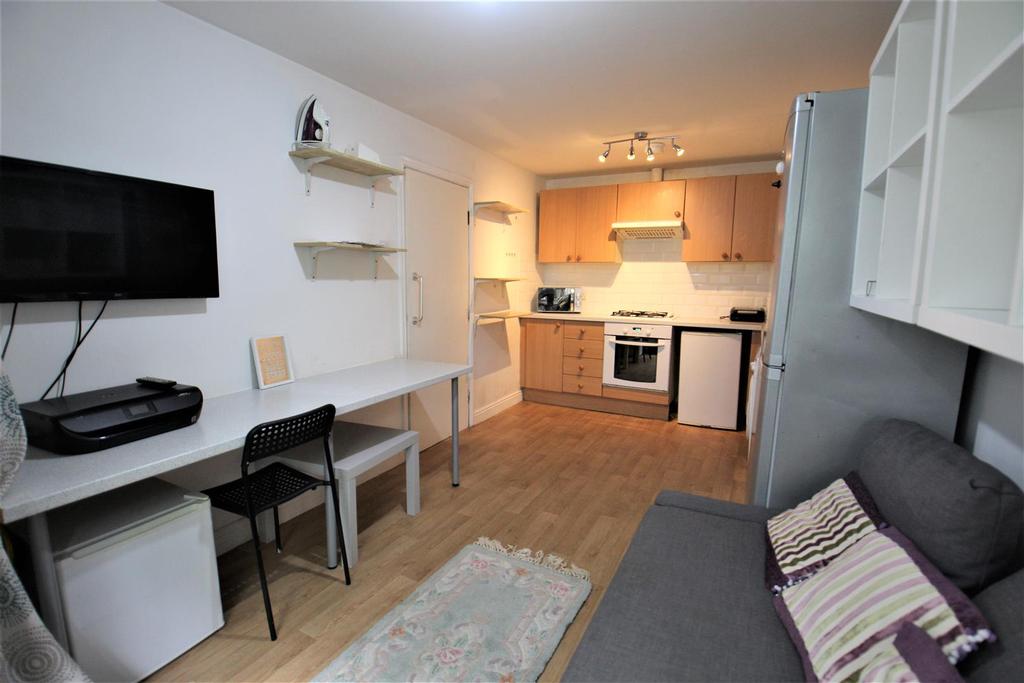 Victoria Street, Hyde Park, LS3 1 bed in a house share £412 pcm (£95 pw)
