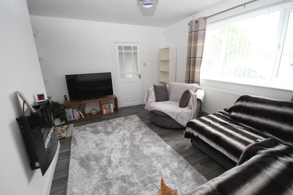 Greystone Crescent, Thorpe Edge... 3 bed semidetached house £135,000