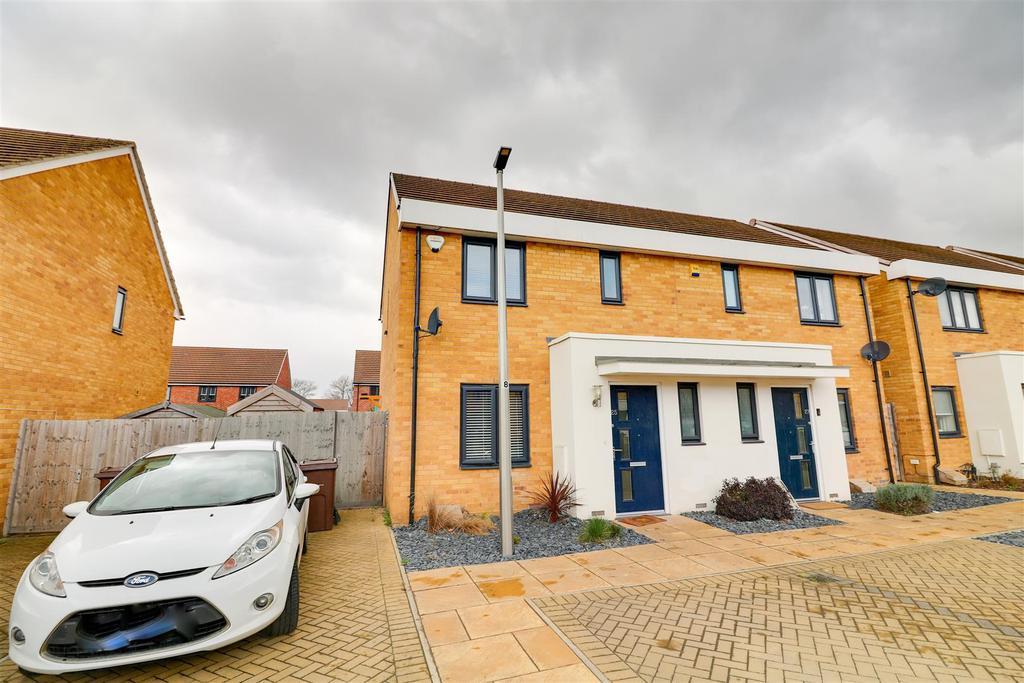 Sanderling Close, East Tilbury, Tilbury 3 bed semidetached house £