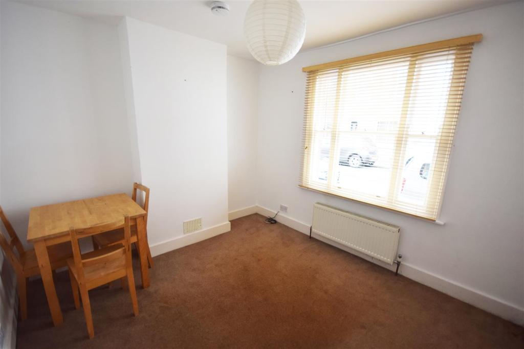 Warwick Road, Twickenham 3 bed terraced house £2,200 pcm (£508 pw)