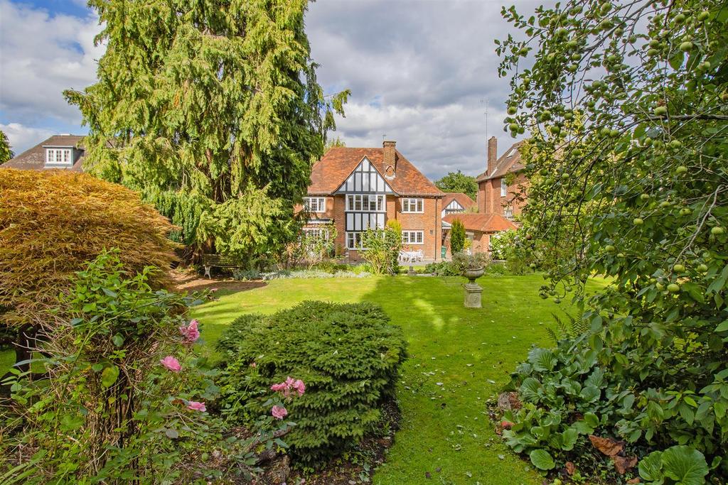 Pine Grove, Totteridge 4 bed detached house £2,500,000