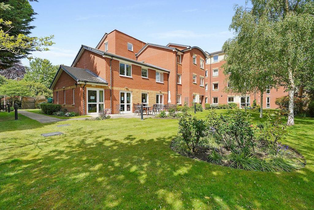 Addlestone Park, Addlestone 1 bed apartment £150,000