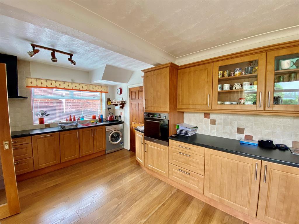 Birch Grove, Whitby, Ellesmere Port, CH66 2PX 3 bed semidetached house
