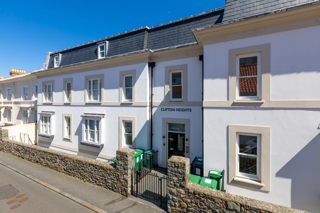 Les Canichers, St. Peter Port, Guernsey 2 bed apartment £2,000 pcm (£