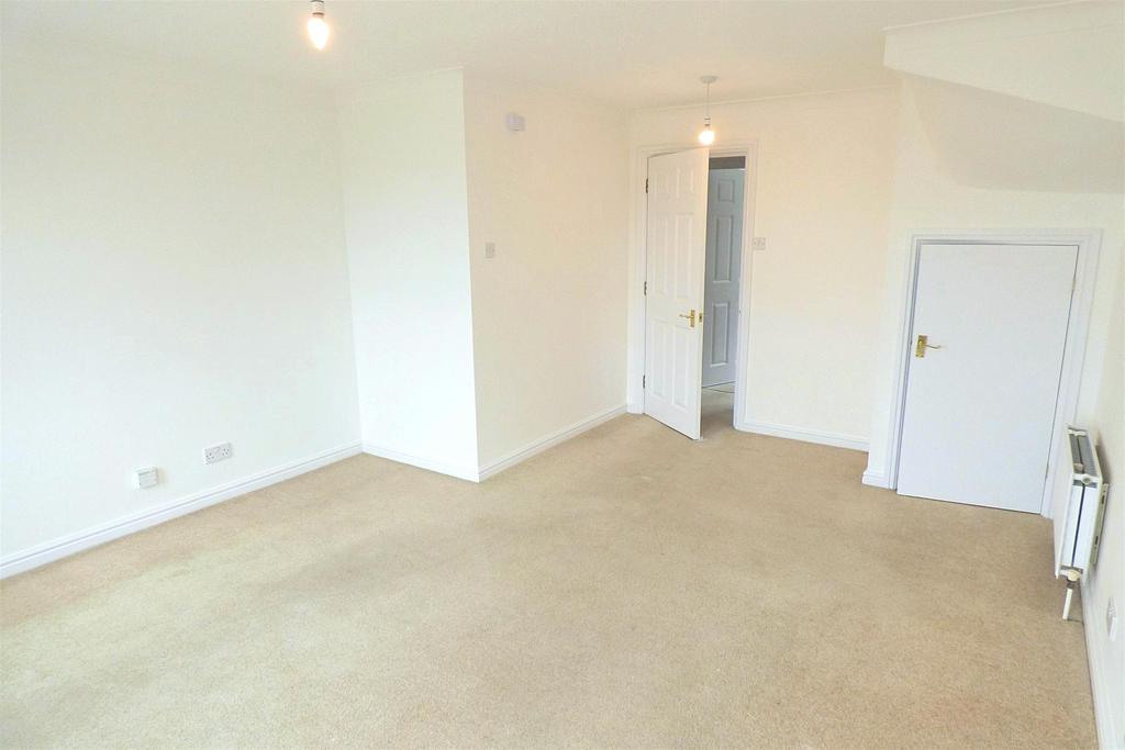 Frobisher Way, Greenhithe, Kent 2 bed townhouse £1,350 pcm (£312 pw)