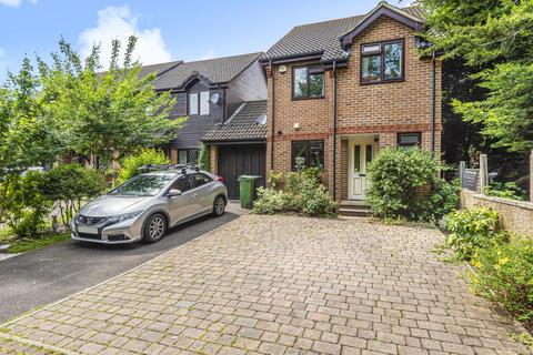 9 Lawrence Crescent, Windlesham, GU20 6QL