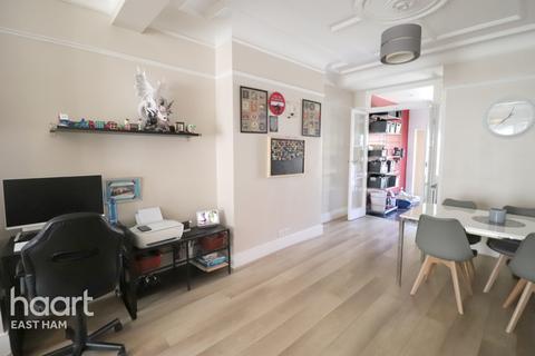 11 Cotswold Gardens, London, E6 3HZ