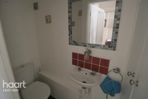 11 Cotswold Gardens, London, E6 3HZ