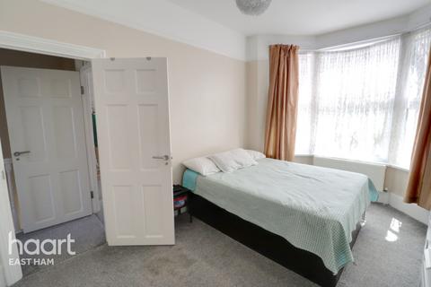 11 Cotswold Gardens, London, E6 3HZ