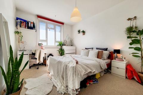 3 bedroom flat to rent, Blackshaw Road, London, SW17