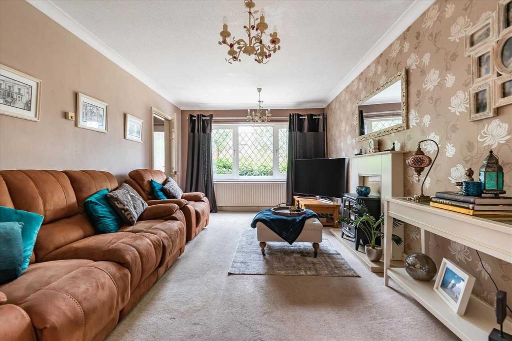 Hazel Close, Andover 5 bed detached house £400,000