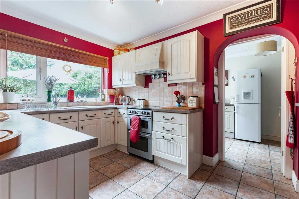 Hazel Close, Andover 5 bed detached house £400,000