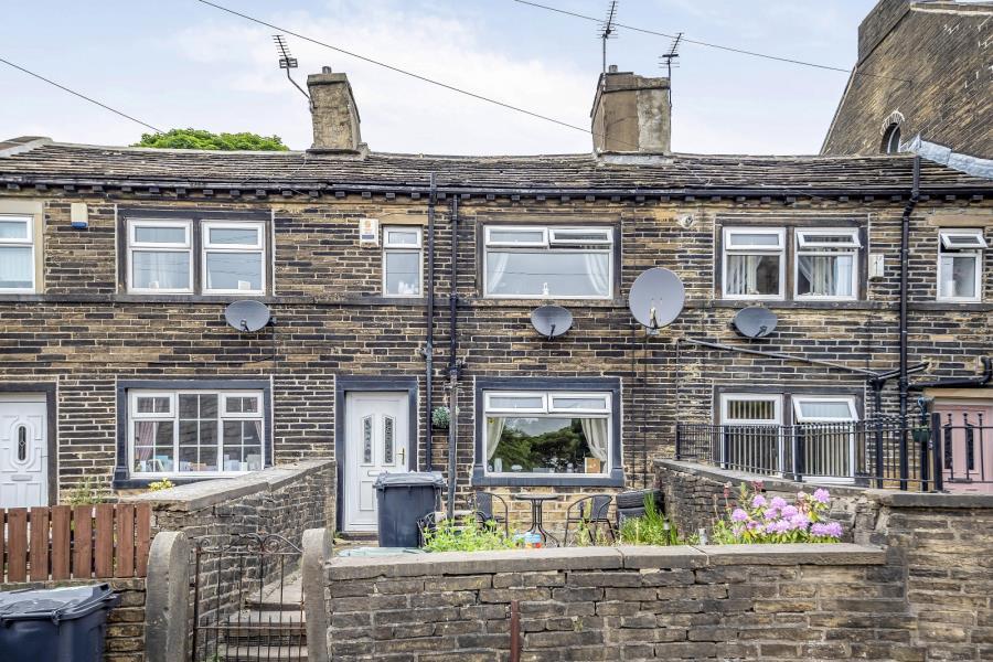 West End, Queensbury, BD13 2ER 2 bed terraced house £80,000