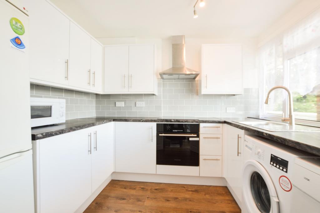 Douglas Road, Addlestone, Surrey, KT15 2 bed £1,150 pcm (£