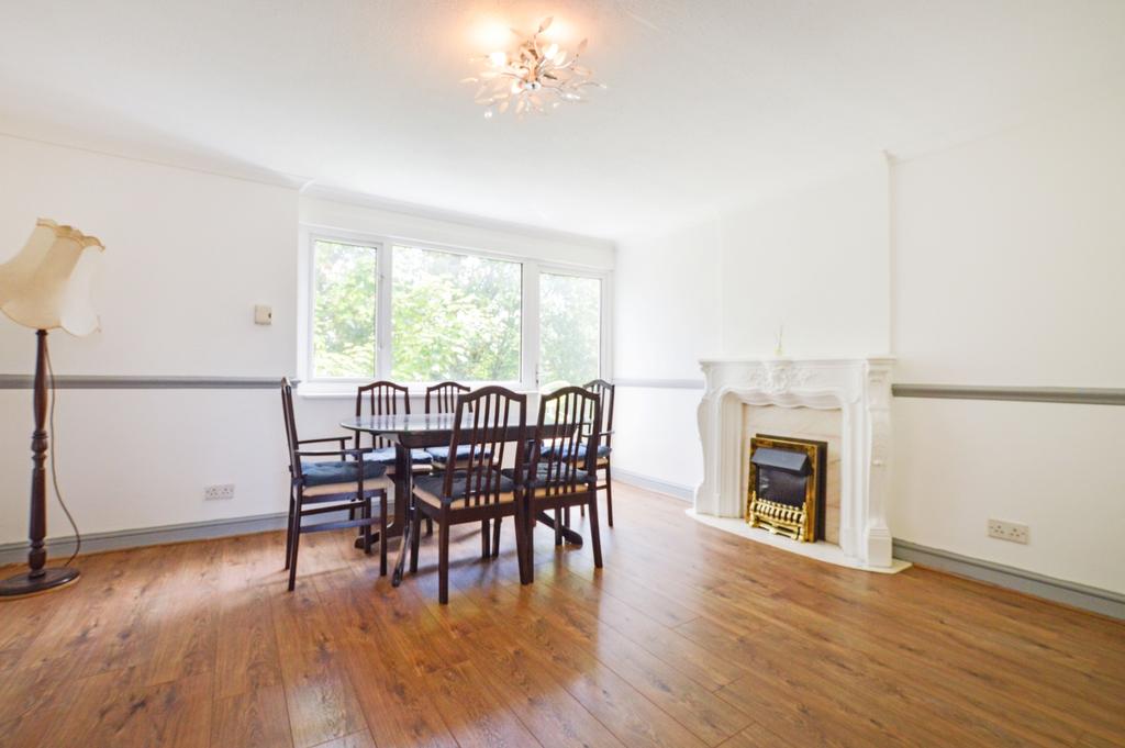 Douglas Road, Addlestone, Surrey, KT15 2 bed £1,150 pcm (£