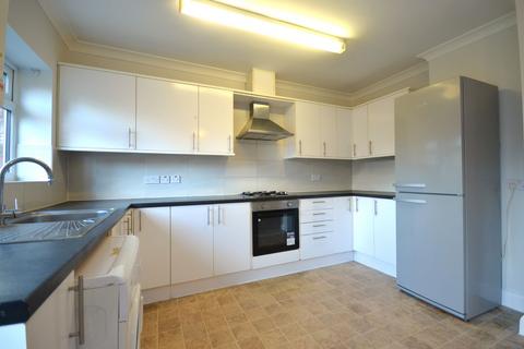 3 bedroom flat to rent, Eskdale Avenue, Northolt UB5 5DJ