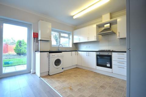 3 bedroom flat to rent, Eskdale Avenue, Northolt UB5 5DJ