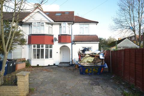 3 bedroom flat to rent, Eskdale Avenue, Northolt UB5 5DJ