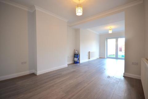 3 bedroom flat to rent, Eskdale Avenue, Northolt UB5 5DJ