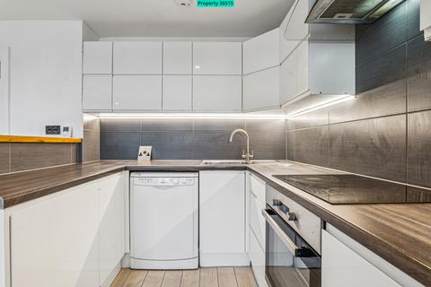 4 bedroom flat to rent, Badric Court, 5 Yelverton Road, London, SW11 3SR