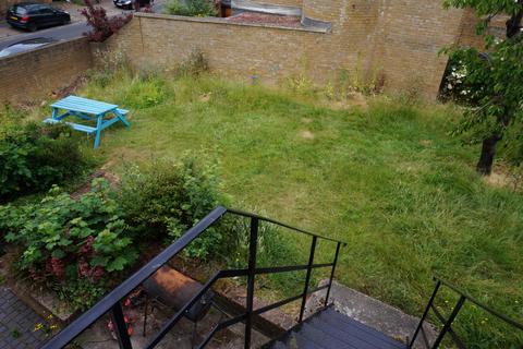 1 bedroom in a house share to rent, Mount View Road, N4