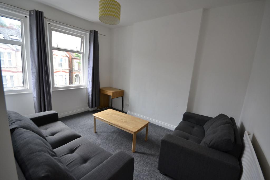 Ash Grove, London, nw2 4 bed flat £2,297 pcm (£530 pw)