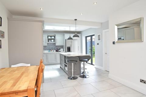 38 Hookstone Road, Harrogate, HG2 8BW