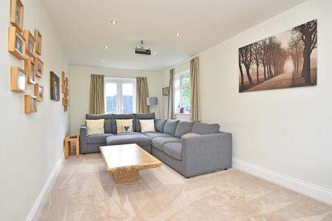 38 Hookstone Road, Harrogate, HG2 8BW