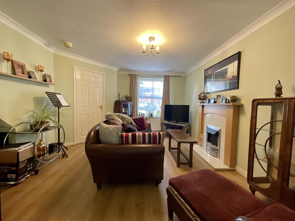 Lime Tree Close, Lincoln 3 bed semidetached house £850 pcm (£196 pw)