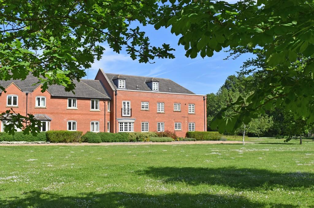 Reffield Close, Towcester 2 bed apartment £850 pcm (£196 pw)