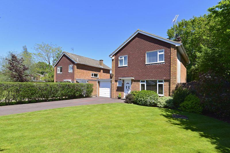 Orchard Gardens, Cranleigh 3 bed detached house £599,000