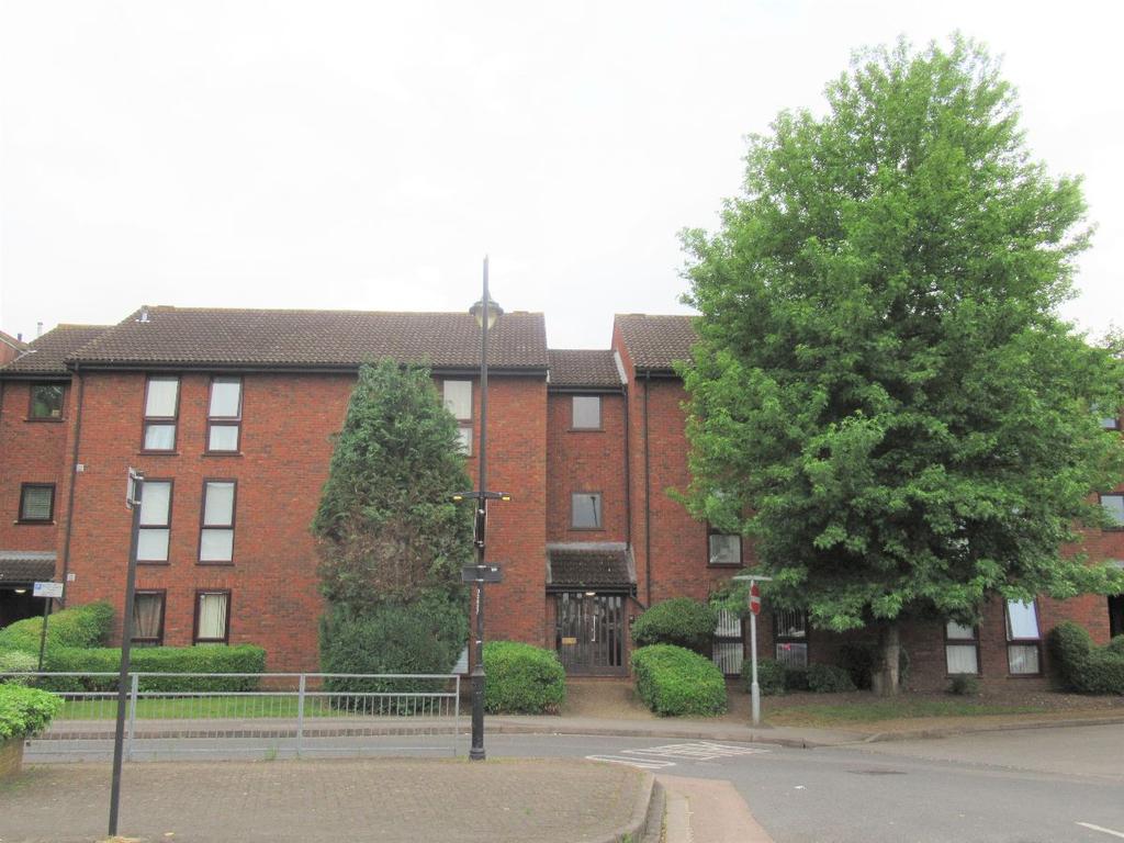 Claremont, Laleham Road, Shepperton 1 bed flat £1,100 pcm (£254 pw)