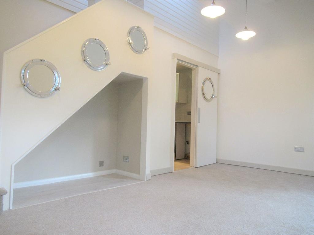 Claremont, Laleham Road, Shepperton 1 bed flat £1,100 pcm (£254 pw)