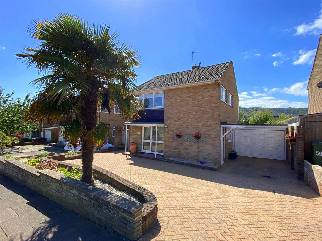 Glendale Avenue, Eastbourne 3 bed detached house £480,000