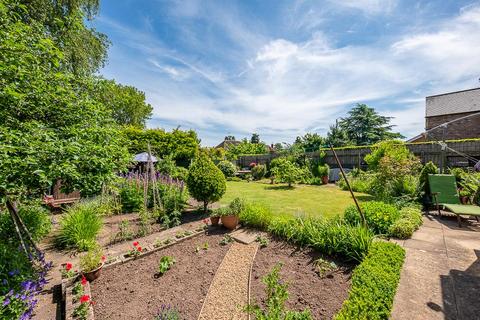 12 Crow Park Drive, Burton Joyce, Nottingham, NG14 5AS