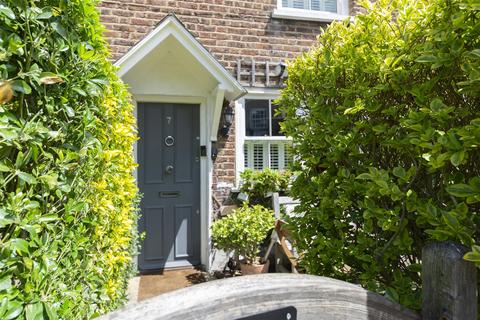 7 Lancaster Place, London, SW19 5DP