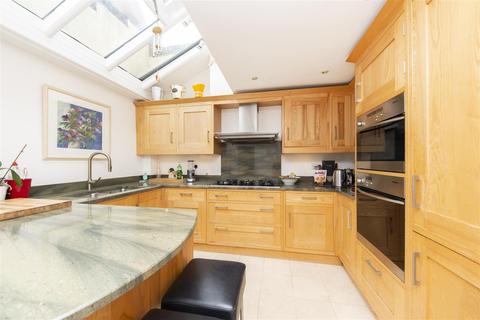 7 Lancaster Place, London, SW19 5DP