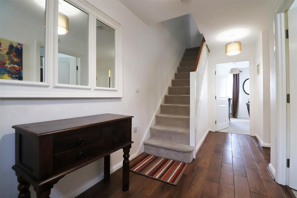 Ashmore Close, Dartford 3 bed terraced house £1,450 pcm (£335 pw)