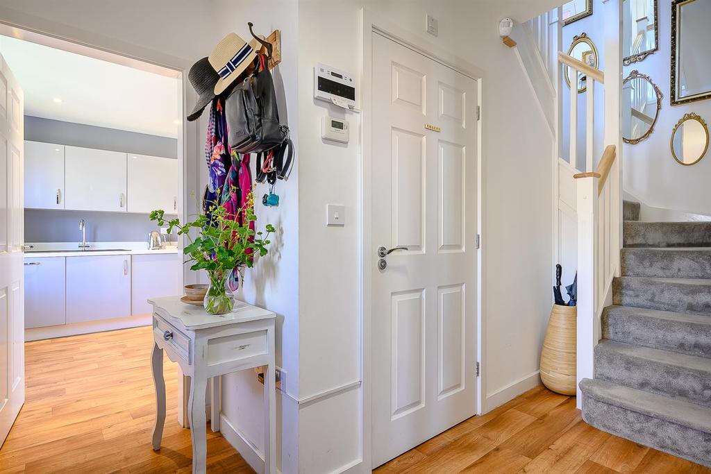 8467437-interior02.jpg