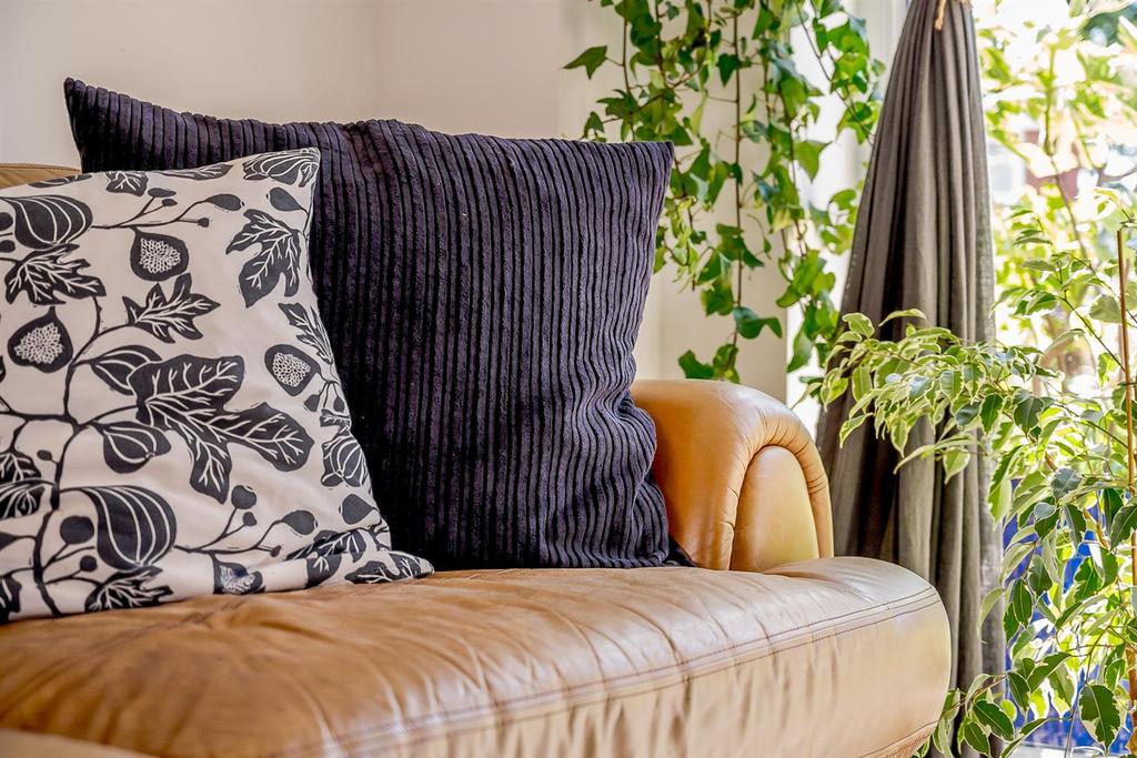 8467437-interior44.jpg